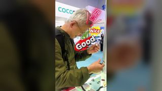 Doświadczony technik wchodzi na scenę i zdejmuje okulary do czytania, aby dokonać oceny.